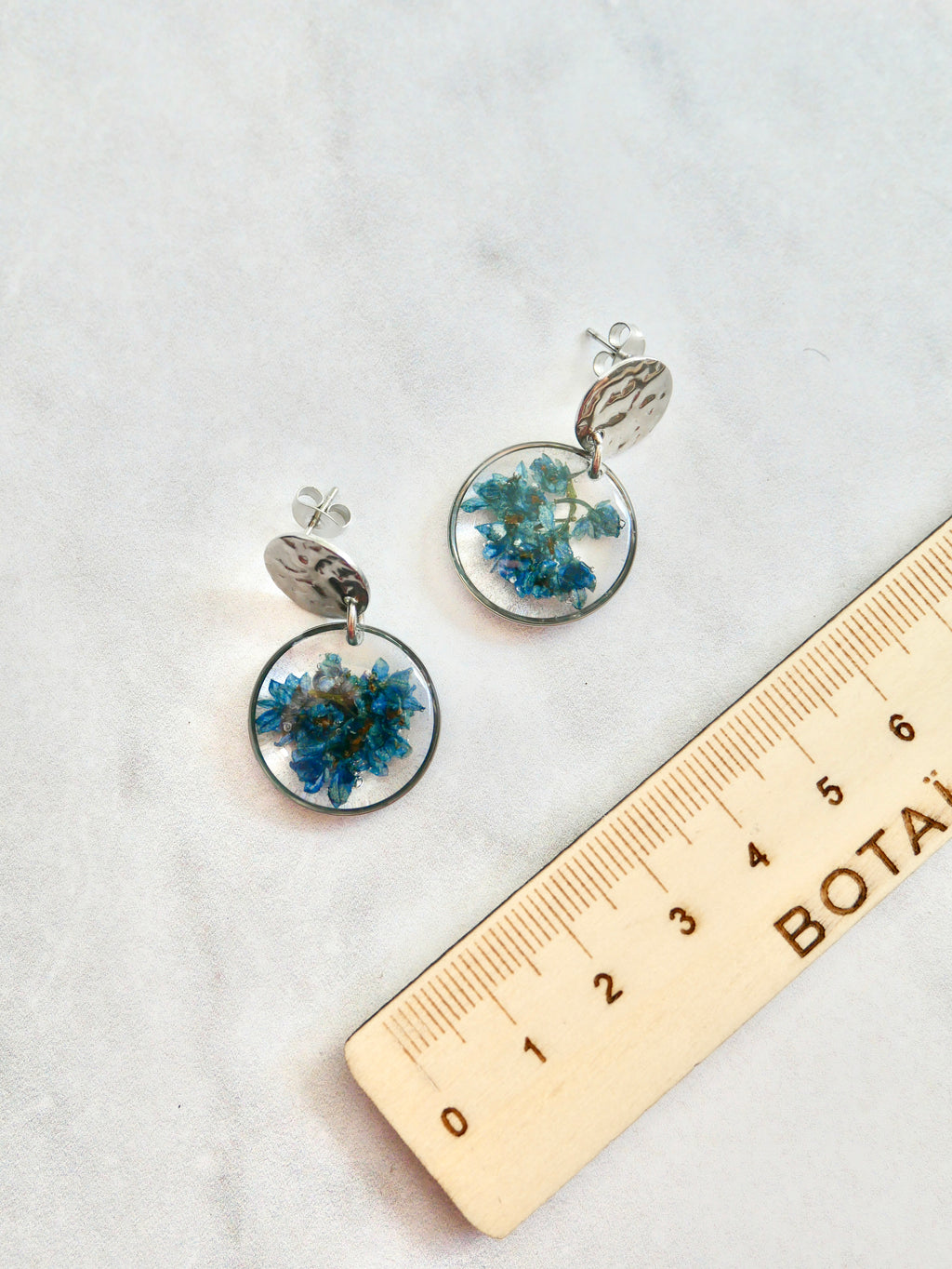 Boucles d’oreilles O hortensia bleu martelé