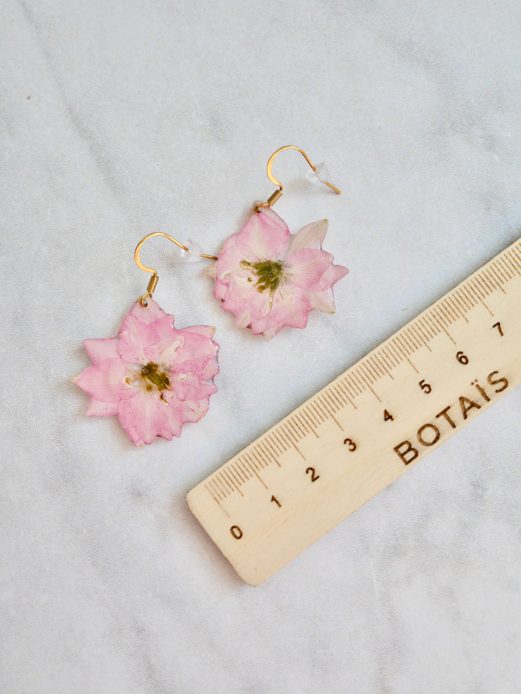 Boucles d’oreilles delphinium rose crochet