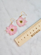 Boucles d’oreilles delphinium rose crochet