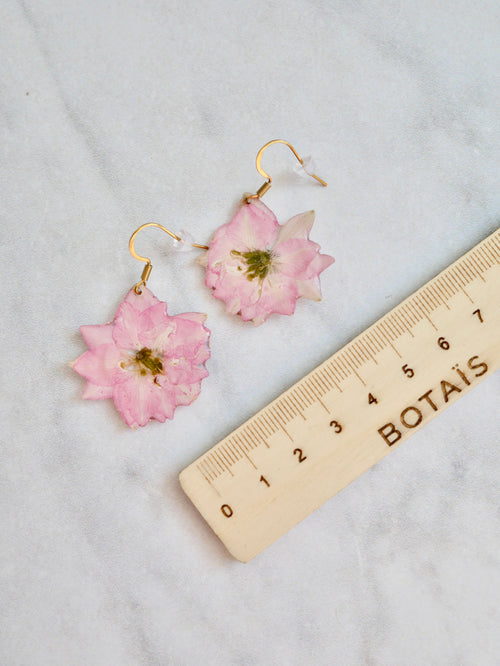 Boucles d’oreilles delphinium rose crochet