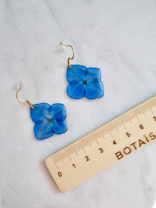 Boucles d’oreilles hortensia bleu crochet