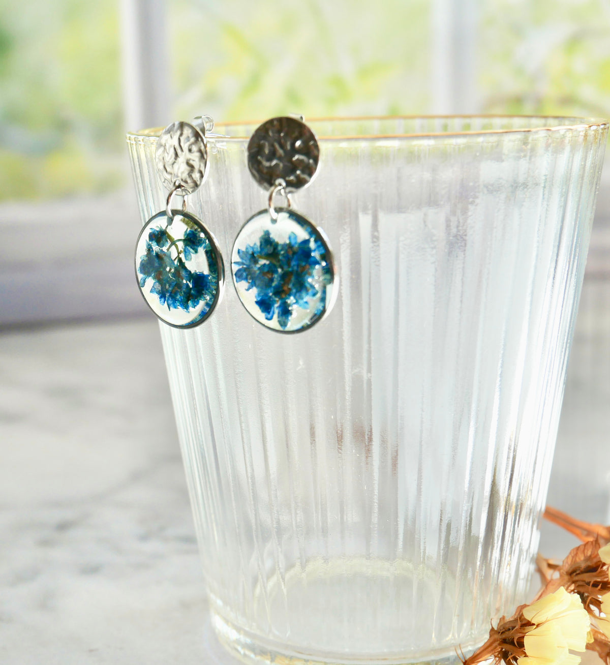 Boucles d’oreilles O hortensia bleu martelé