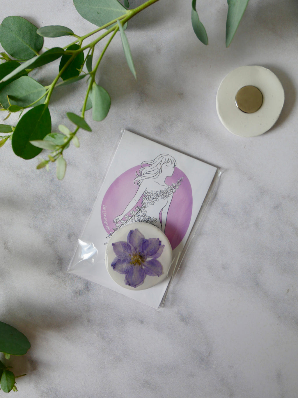 Magnet delphinium violet