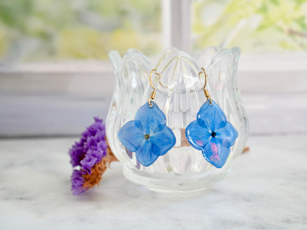 Boucles d’oreilles hortensia bleu crochet